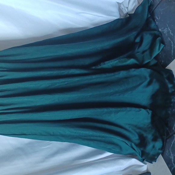 Vera Wang White Emerald Green Maxi Gown, one shoulder,  belted, front slit - Picture 4 of 12